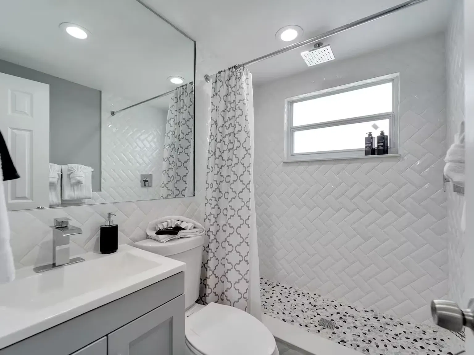 8820 Rocky Creek Dr — Photo 2