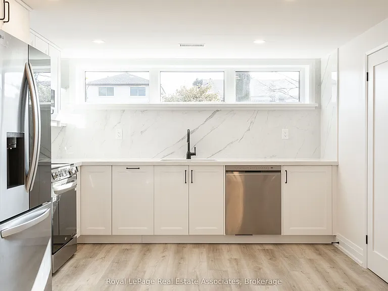 259 Fernwood Cres — Photo 2