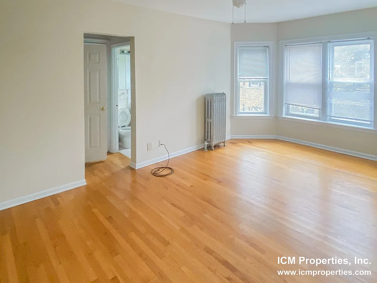 Building Photo - 39263 N Pine Grove Ave #3E