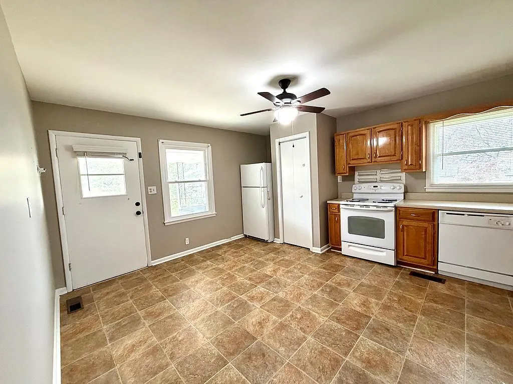 3 bed, 1.0 bath, 1036 sqft, $1,250 — Photo 4