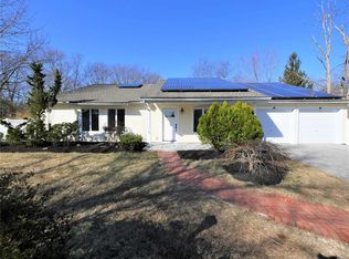 20 Sugarbush Ln, Coram, NY 11727