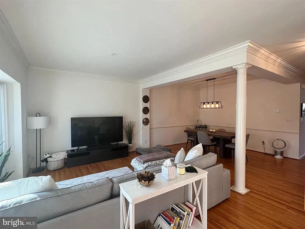 3 bed, 4.0 bath, 2438 sqft, $4,250 — Photo 3