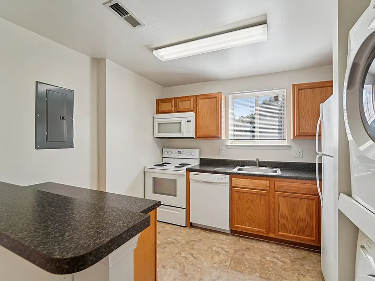 2BR, 1.5BA - 939SF - Vacant - Kitchen