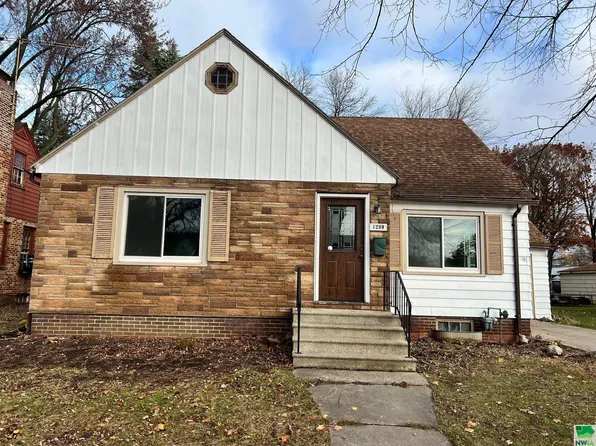 1209 W 5th St, Storm Lake, IA 50588