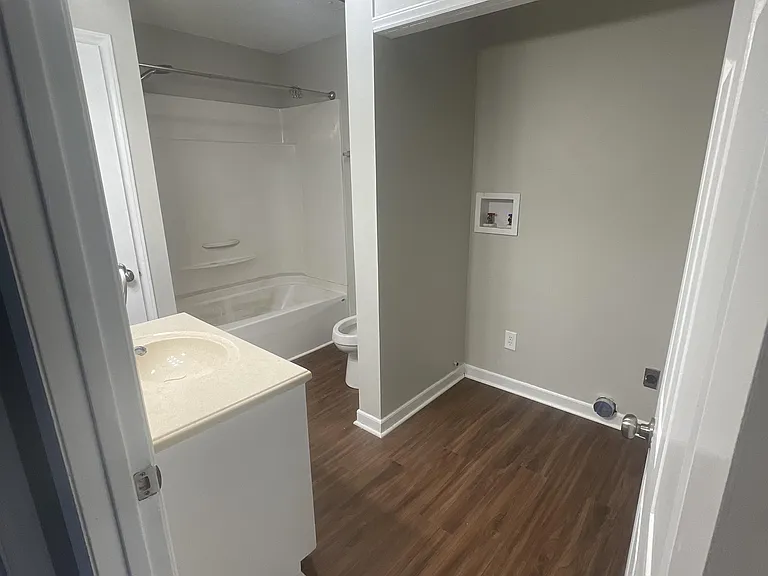 460 Grace St — Photo 5