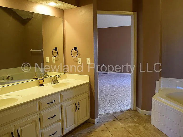 14306 S Summit Ct — Photo 23