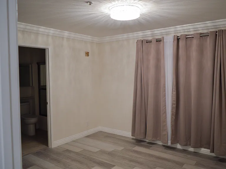1726 Winona Blvd #104 — Photo 34