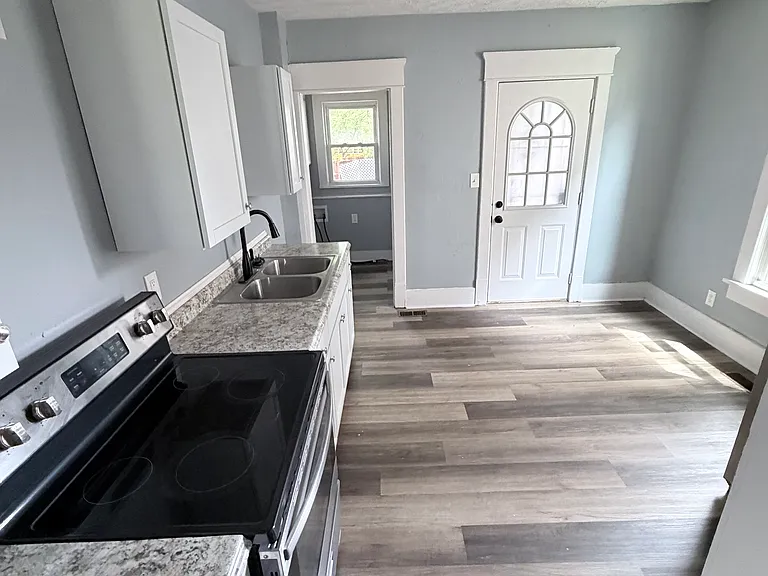 919 Troy Pl NW — Photo 4