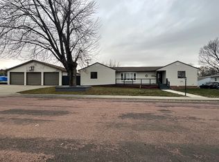 208 Lakeview Ave, Chamberlain, SD 57325