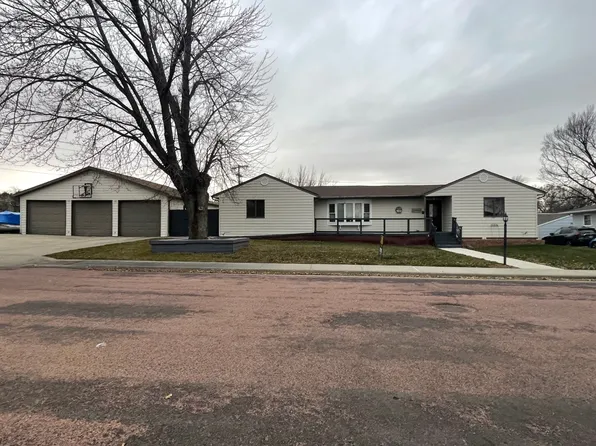 208 Lakeview Ave, Chamberlain, SD 57325