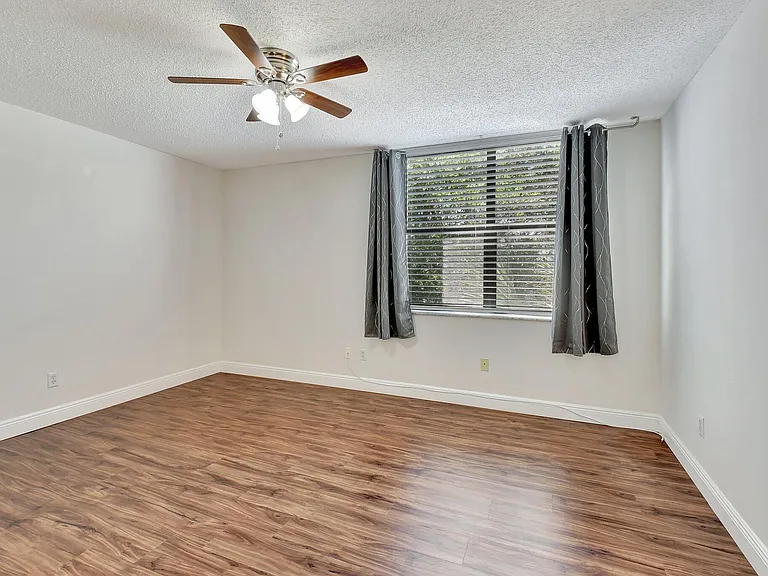 820 Lavers Cir #G402 — Photo 12