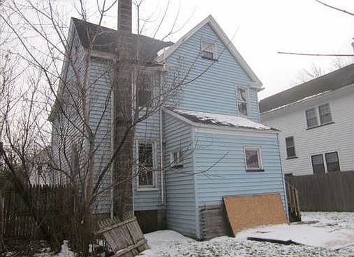 2nd image of 35 Manhattan Ave