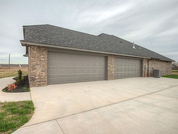 4th image of 8561 Oak Tree Cir