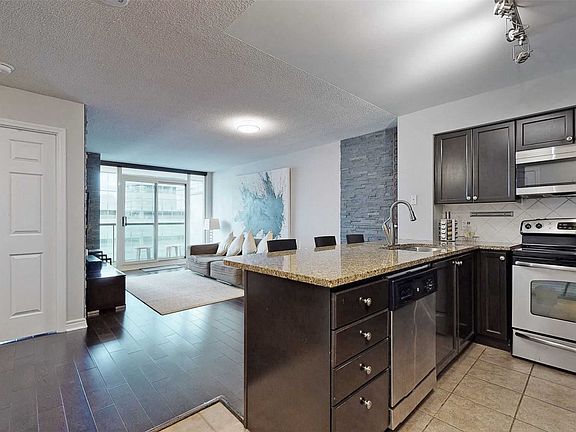 4th image of 30 Grand Trunk Cres #3903