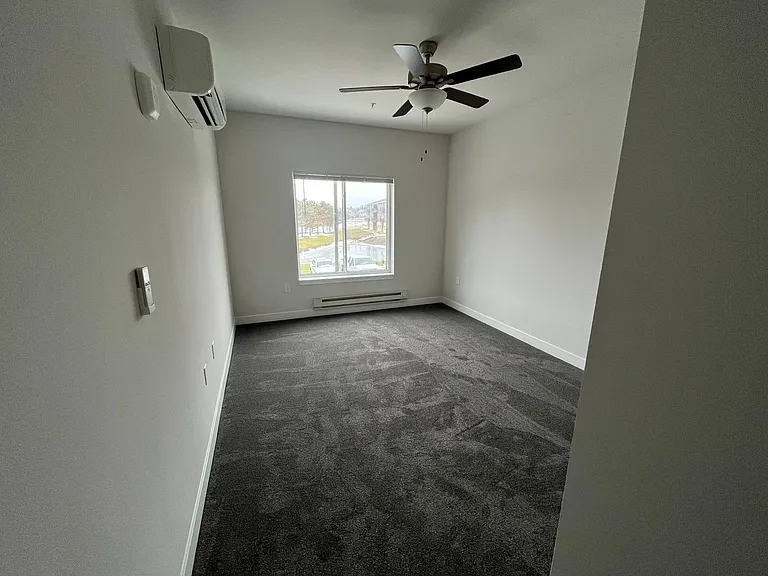 Cottage Grove Commons: 1400 N Windsor — Photo 5