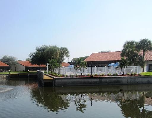 adult pool & club house