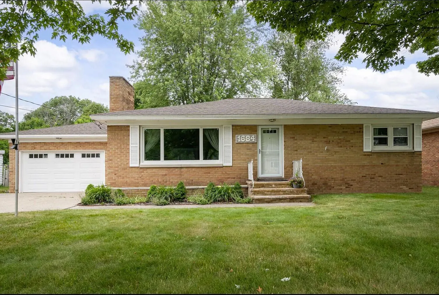 1684 Hendrick Rd photo 1