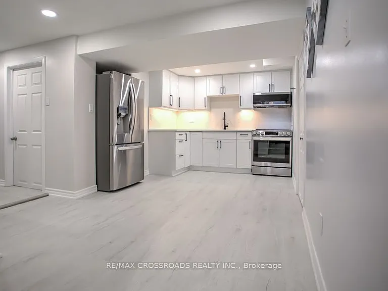 66 Bayhampton Cres — Photo 2