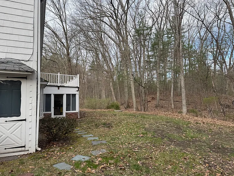 10 Greenwood Ln — Photo 4