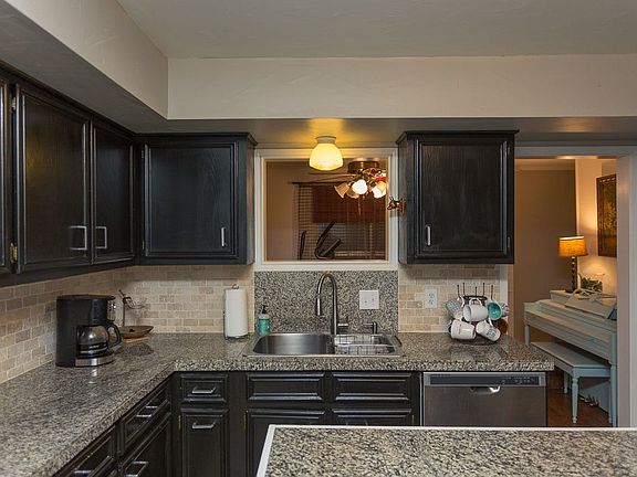 3rd image of 526 Woodside Dr