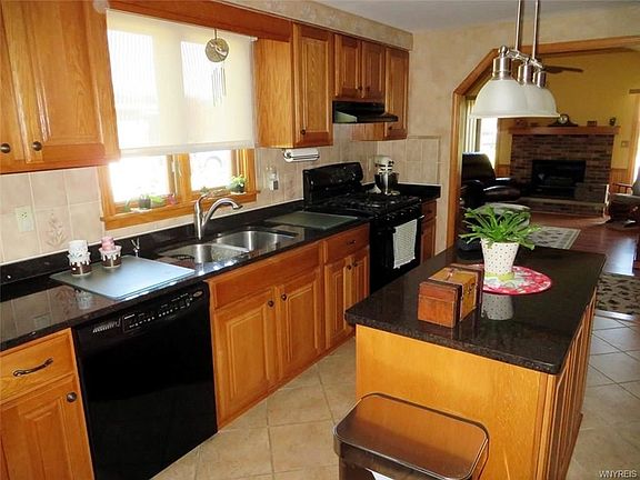 3rd image of 17 Greenbriar Dr