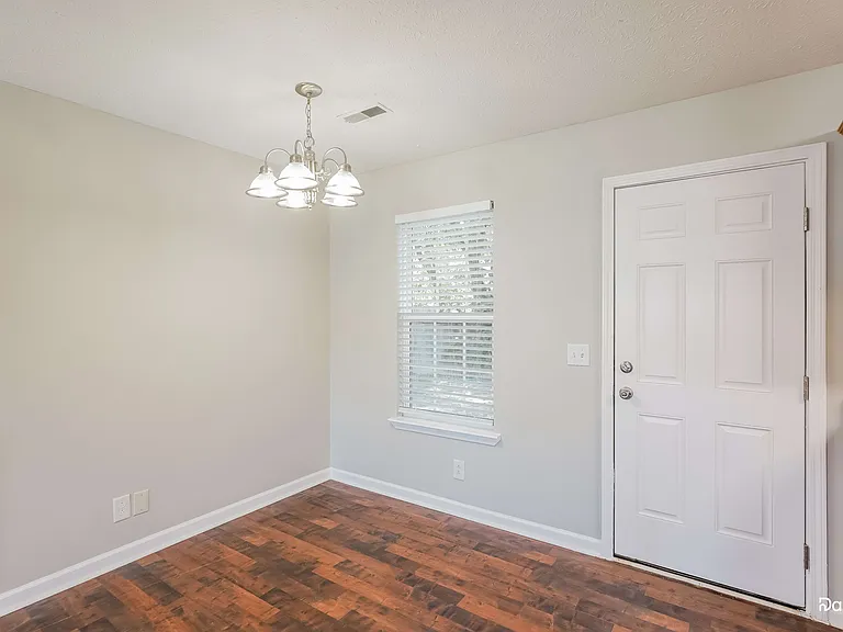 310 Reeves Ct — Photo 6
