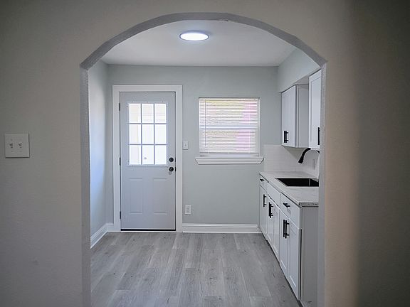5th image of 2671 Moffatt Ave