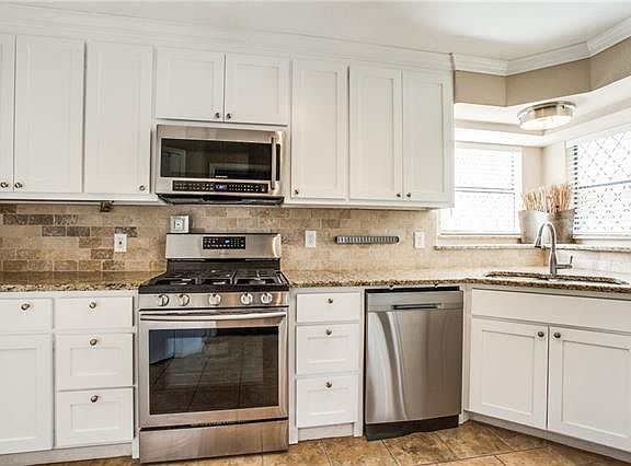2nd image of 3018 Cambridge Dr