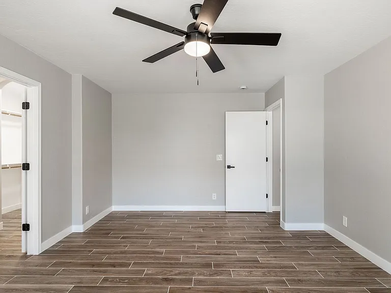 2883 E Oakland Ct — Photo 14