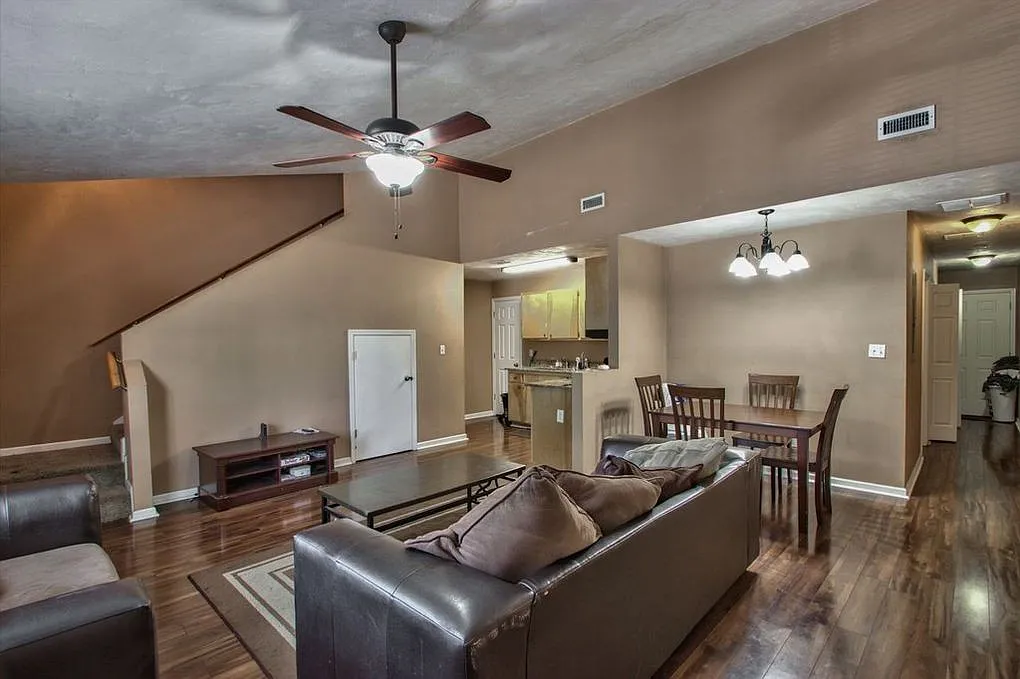 Spacious 3 Bedroom, 3 bath Townhouse! — Photo 1