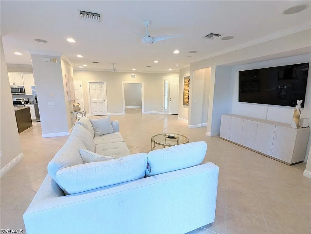 3 bed, 2.0 bath, 2063 sqft, $6,500 — Photo 3
