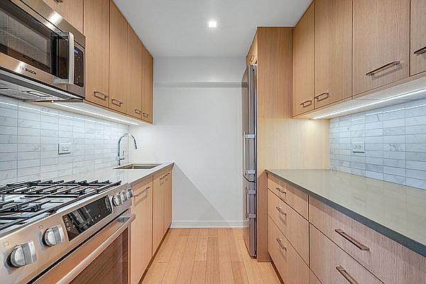 1st image of 1 Columbus Pl APT S21e