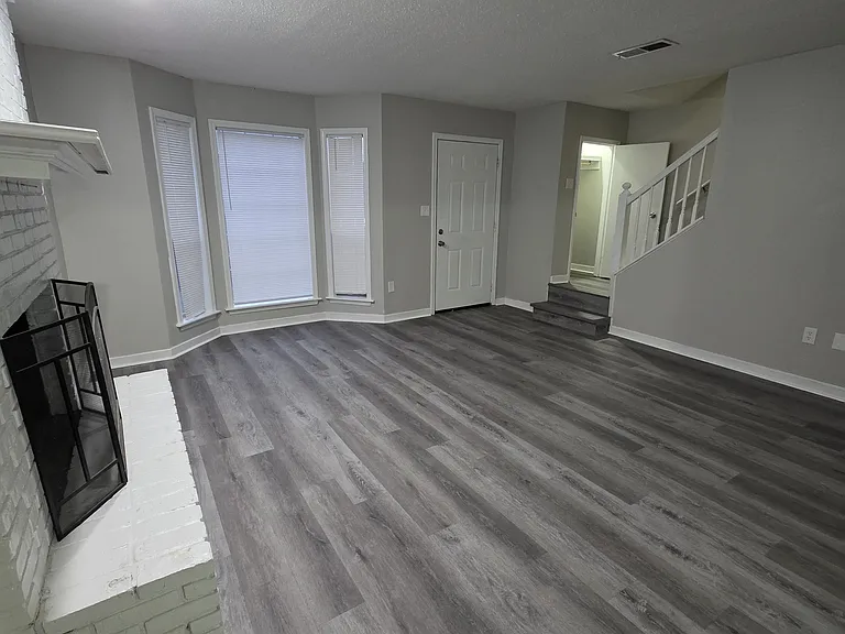 910B Glastonbury Cir — Photo 2