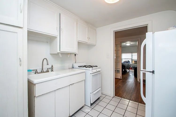 2nd image of 1015 N Glenwood Ave APT C