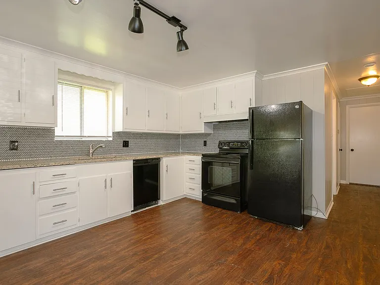 1401-1403 S Frisco Ave — Photo 37