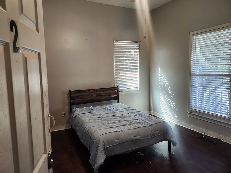 440 Giles St — Photo 1
