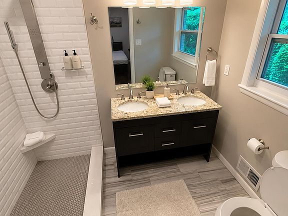 Bright, modern bathroom with stylish touchesan everyday space that feels fresh and welcoming.