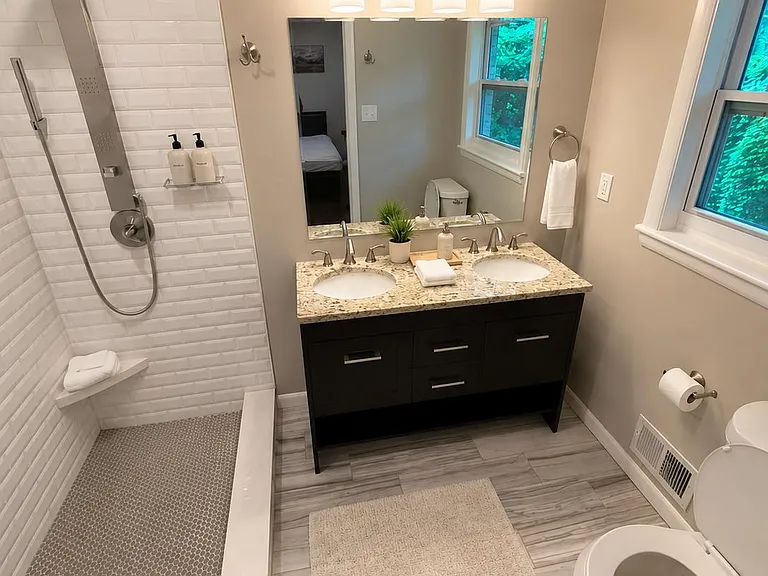 Bright, modern bathroom with stylish touchesan everyday space that feels fresh and welcoming.