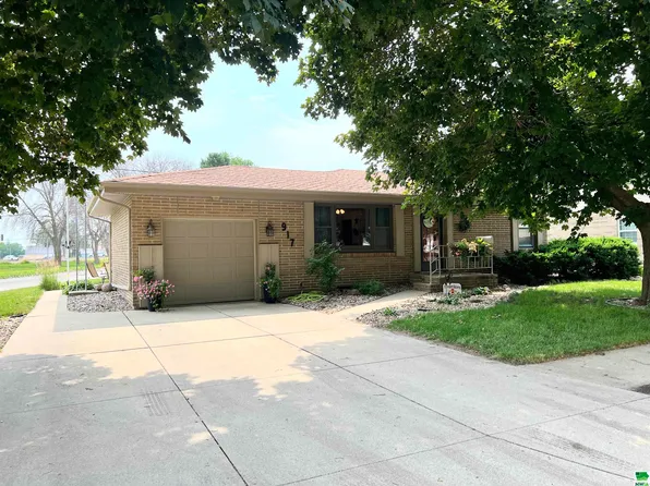 917 Highview Dr, Storm Lake, IA 50588