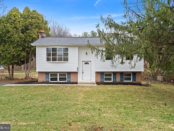 2nd image of 404 Weeping Willow Rd