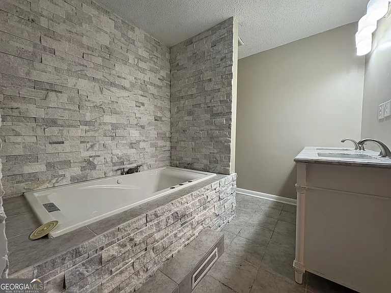 117 Laura Ln — Photo 10