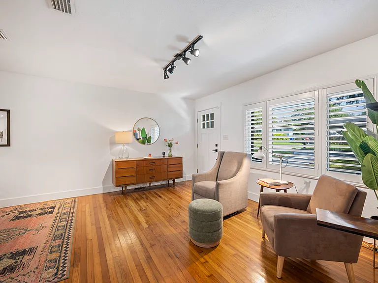 823 Eddy St — Photo 3