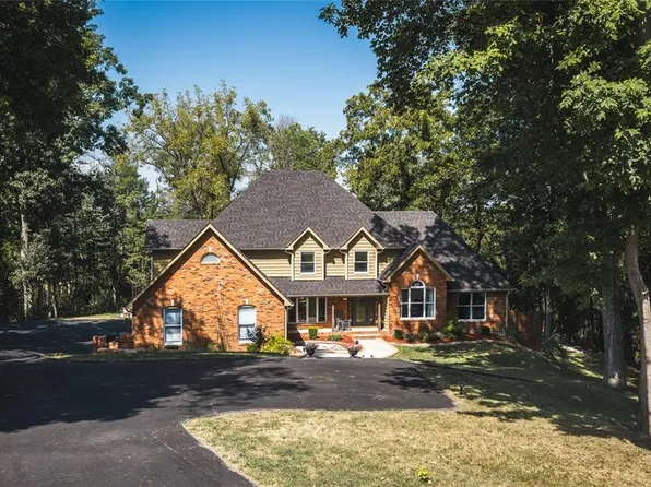 4101 Stoneledge Dr, Godfrey, IL 62035