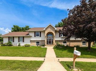 5247 Brentwood Dr, Bettendorf, IA 52722
