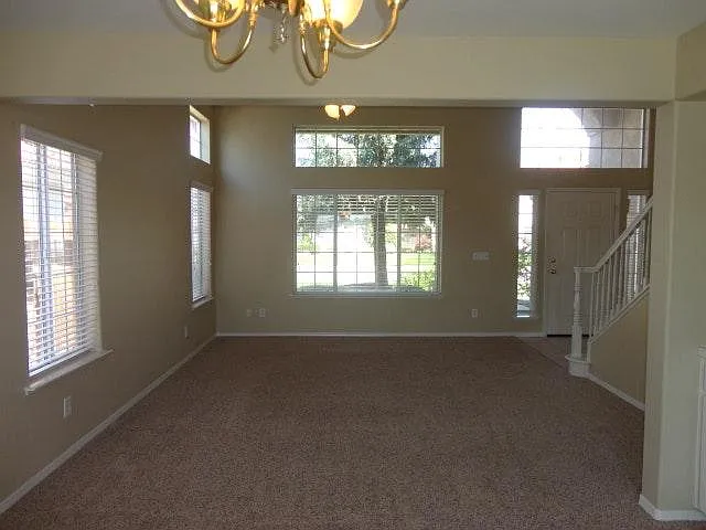 4 bed, 2486 sqft, $3,200 — Photo 4