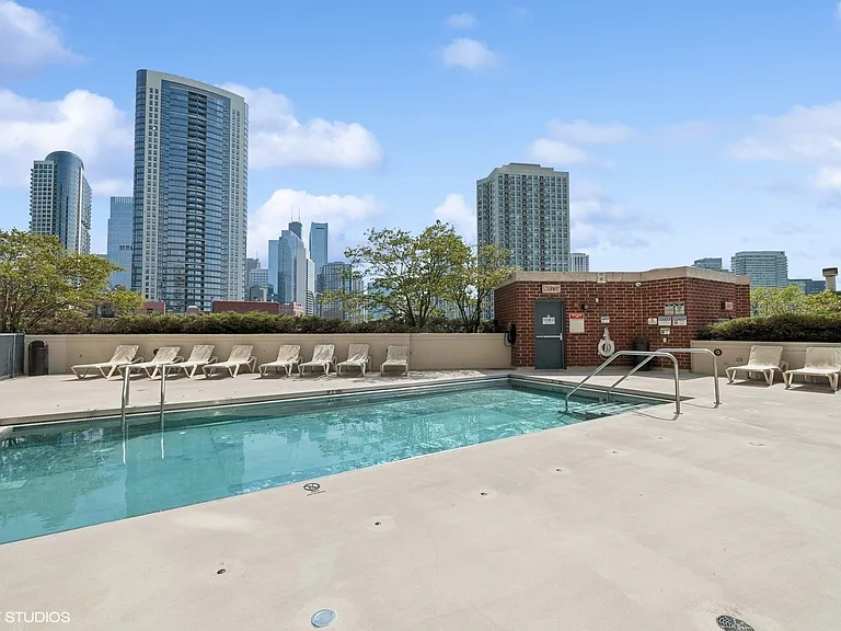 600 N Kingsbury St #1004 — Photo 13