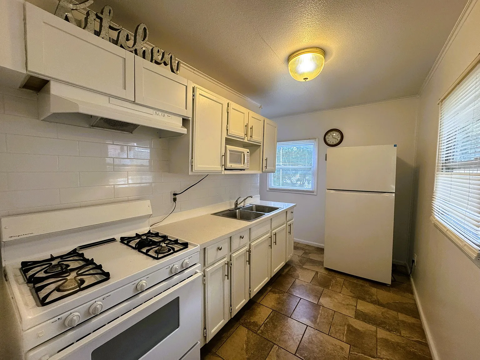 3 bed, 864 sqft, $1,500 — Photo 3
