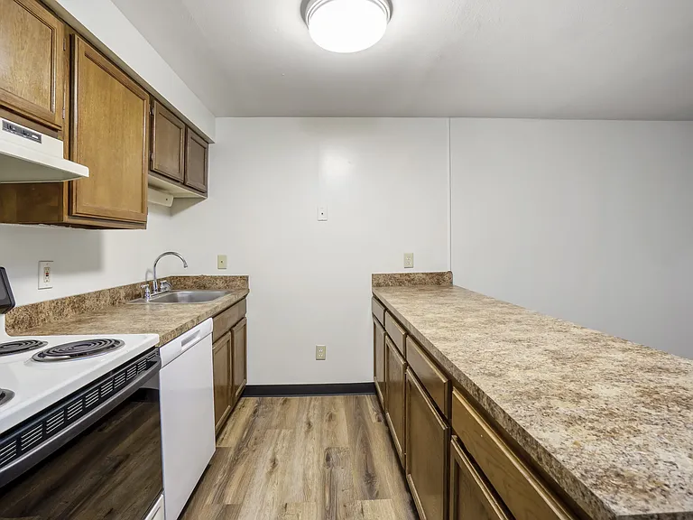 Greenwich Manor Apartments — Photo 40