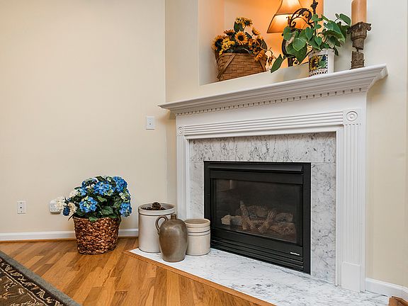5th image of 698 Triple Crown Ct