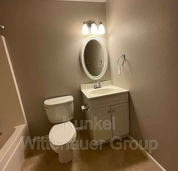911 Victoria Ln — Photo 36